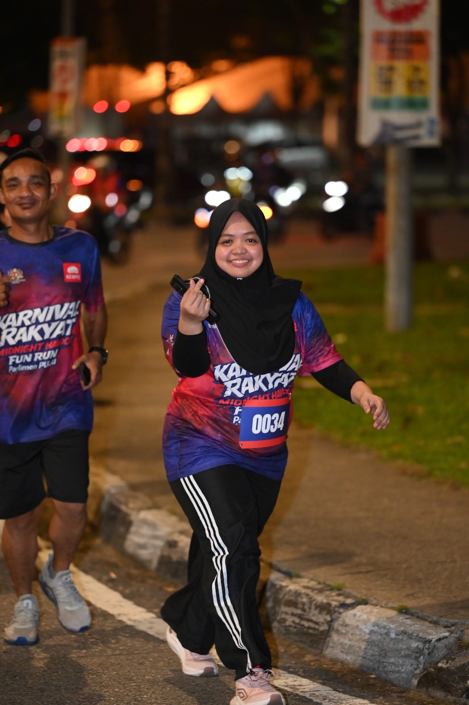 Runner wearing a Karnival Rakyat race jersey and BIB at the Midnight Havoox Fun Run