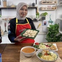 Branded food content creator during a live cooking demonstration, an example of live content and community campaigns